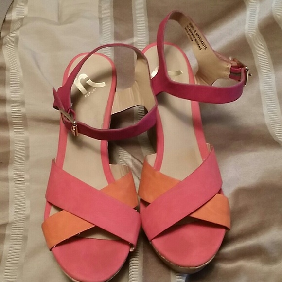 Wedgie sandals no scratches no marks