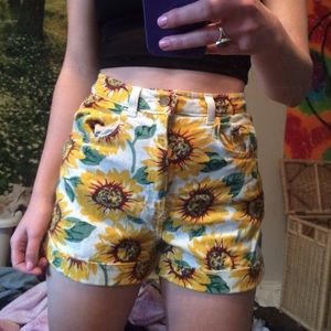 🌻american apparel sunflower high waisted shorts🌻