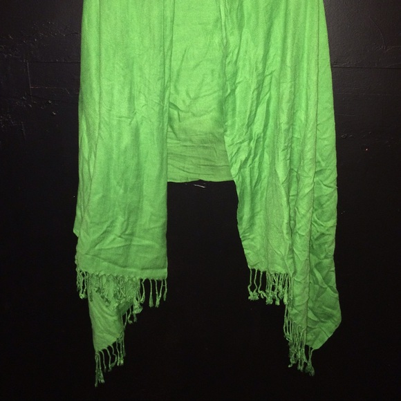 Green scarf - Picture 2 of 2