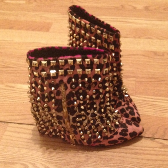 Studded wedges