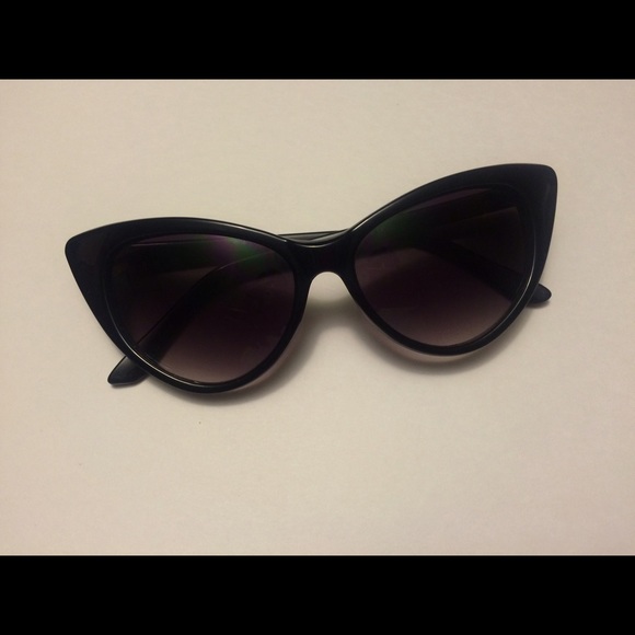 Cat-eye Sunnies 😎✌️