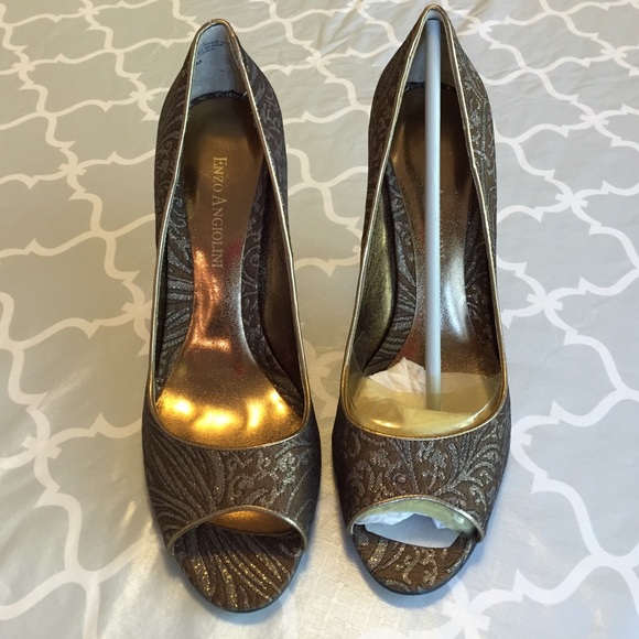 NWOT Enzo Angiolini Maylie peep toe pumps 6.5