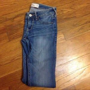 hollister medium wash jeans/ jeggings