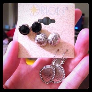 Sale!!🔮Earrings. Only available middle one.