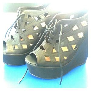 9.0 Glaze brand black wedges