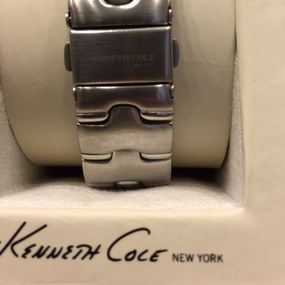 Kenneth Cole Unisex Silver Watch. - Picture 2 of 4