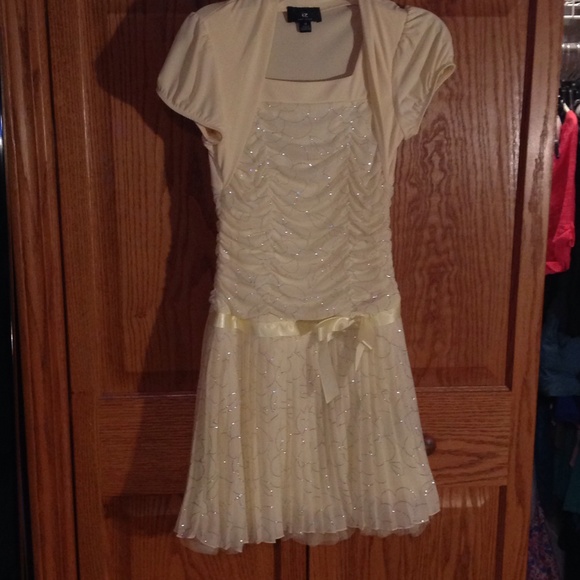 Really cute yellow dress