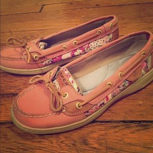 Sperry Angelfish in Red Floral 🌺 lightly worn!