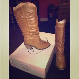 Brown cowboy boots w/ heel
