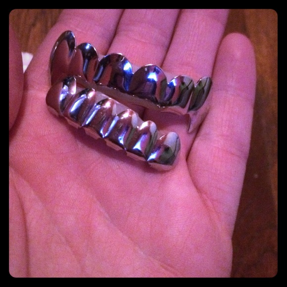 Never used silver fang comete grillz NWOT