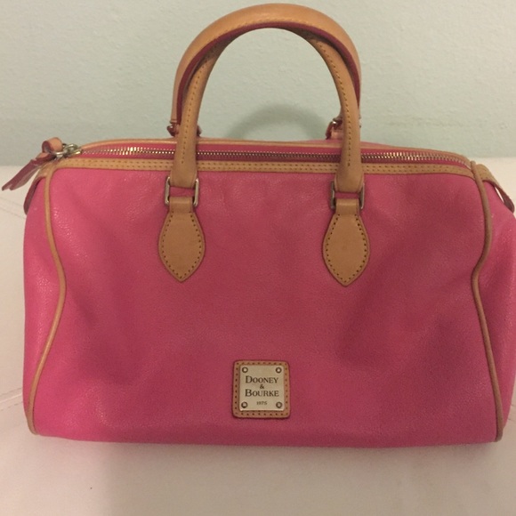 Does anyone know name of this purse please ?!