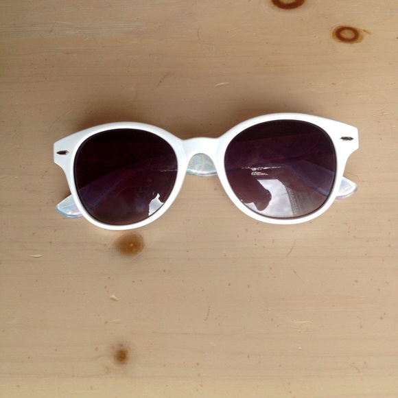 White sunglasses - Picture 2 of 3