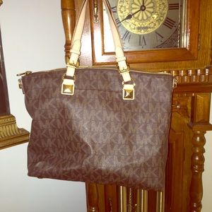 🌷Authentic Gorgeous Michael Kors Handbag🌷