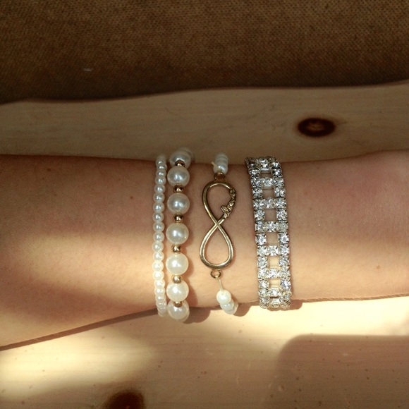 4 bundle faux gold and pearl bracelets - Picture 3 of 4