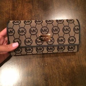 Authentic Michael Kors Jet Set Checkbook Wallet