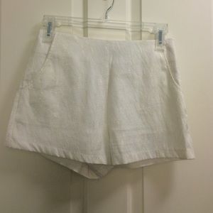 High-waisted lace shorts