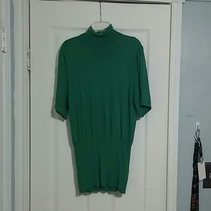 GREEN TURTLENECK.