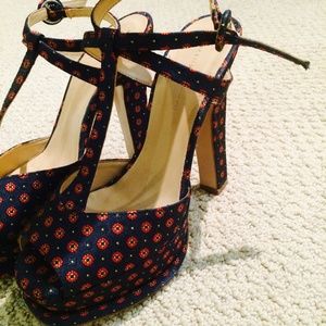 Like New T-strap Print Sandal