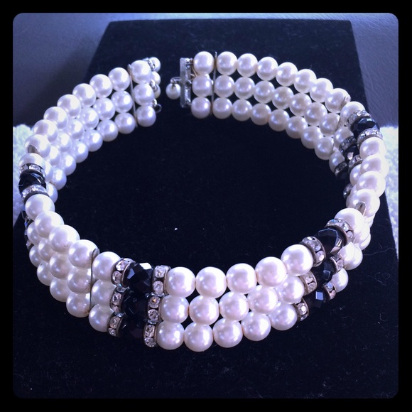 Pearl-like beaded choker