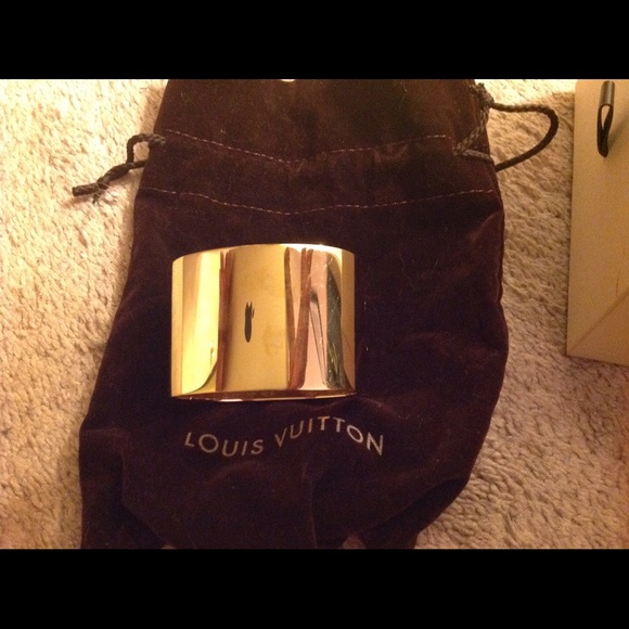 Louis Vuitton Essential V Cuff - Picture 3 of 8