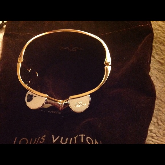 Louis Vuitton Essential V Cuff - Picture 4 of 8
