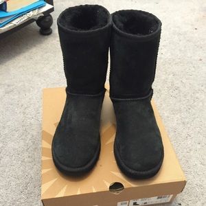 Black short classic Uggs