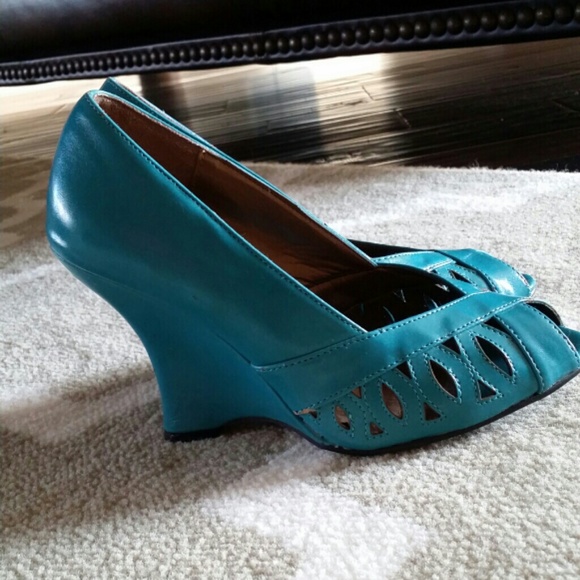 Blossom collection teal colored wedge!!!