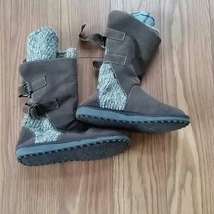 Brown boots with sweater