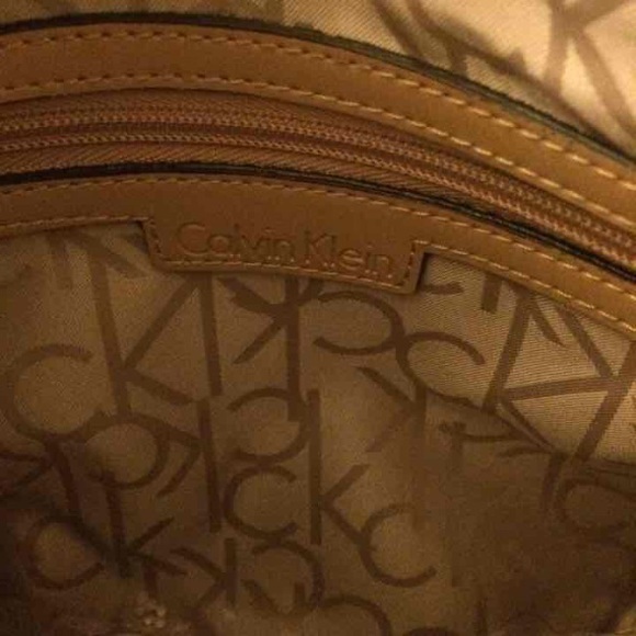 Calvin Klein across Body - Picture 3 of 4