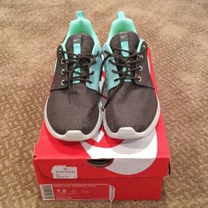 NWT Women's Nike RosheRun