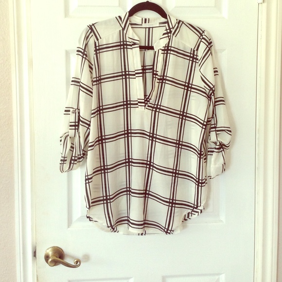 Black and with 3/4 sleeve tunic
