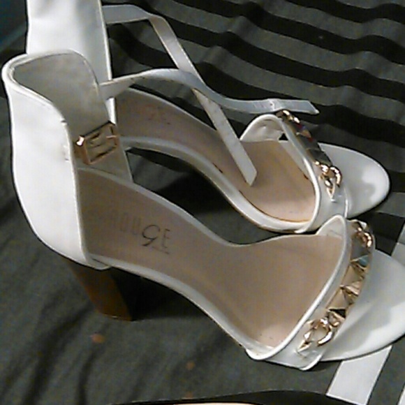 New bundle of shoes never worn - Picture 2 of 4