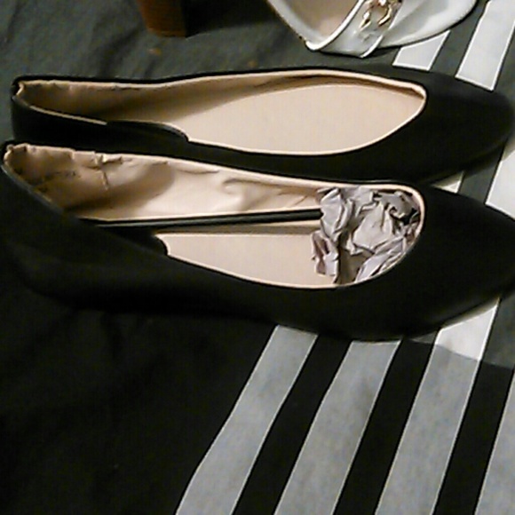 New bundle of shoes never worn - Picture 3 of 4