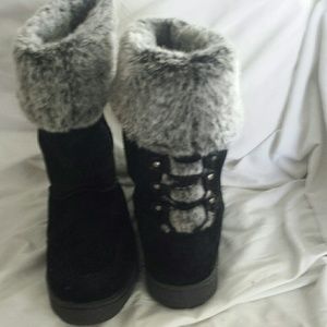 Black faux fur trimmed boots