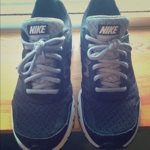 Black nike tennis shoes