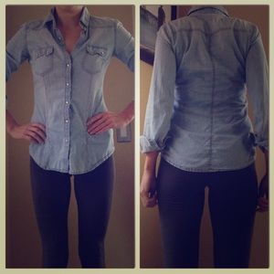 Adorable everyday light blue jean button up. Small