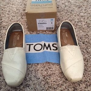 Women's size 6 Toms