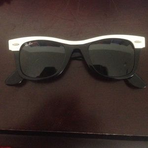 Black and white rayban wayfarer