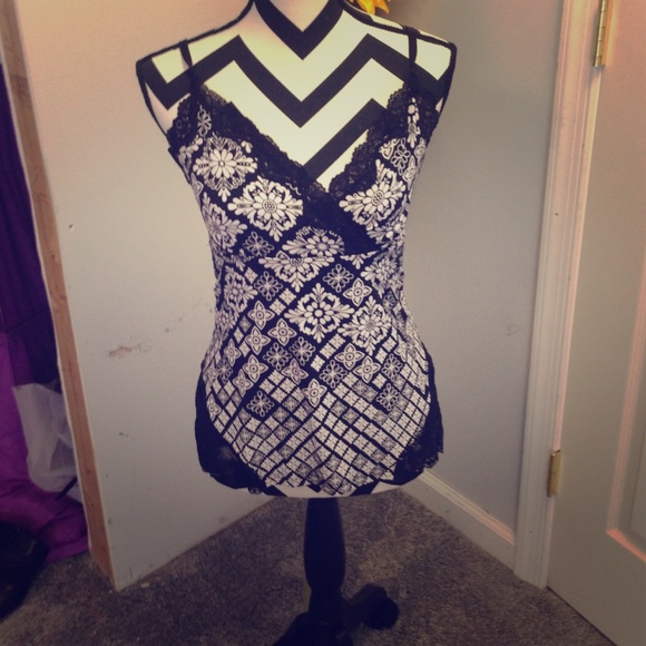 White House black market - med