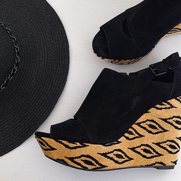 BCBGeneration Shoes - 🆑CLEARANCE🆑 BCBG Tribal Platform Wedge