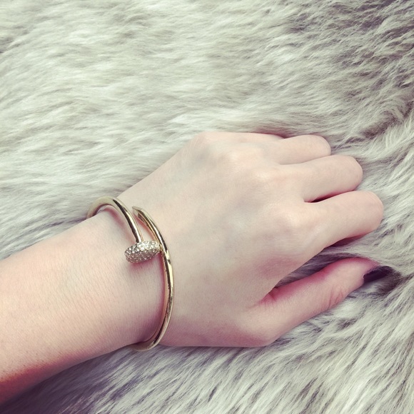 Trendy gold tone bangle