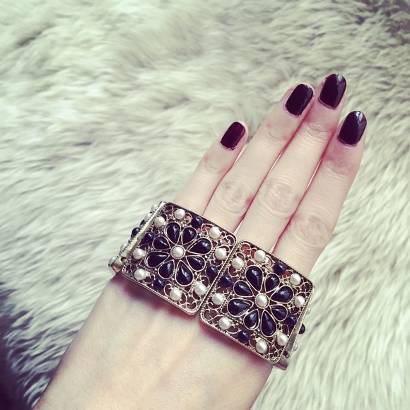 Vintage design wide bangle