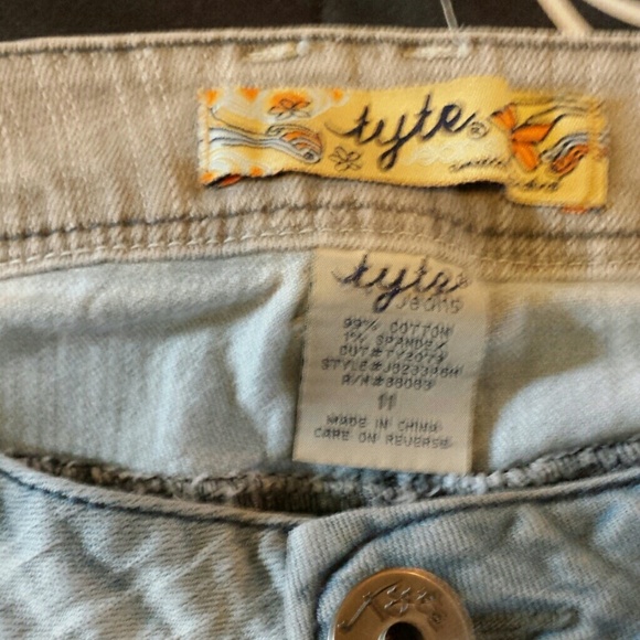 Capris - Picture 2 of 4