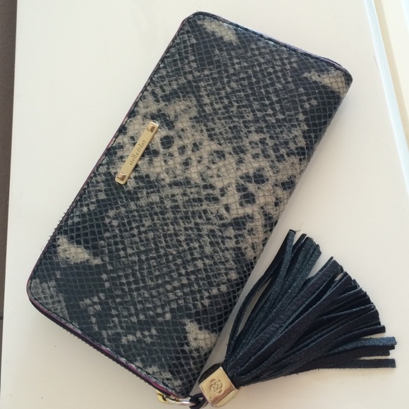 Stella & Dot Handbags - Stella and Dot Mercer Zip Wallet