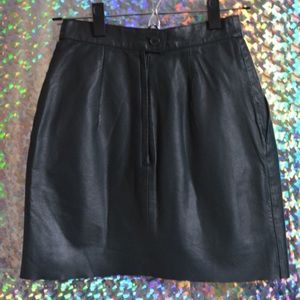 ✨SOLD✨VTG DARK GRN LEATHER SKIRT✨
