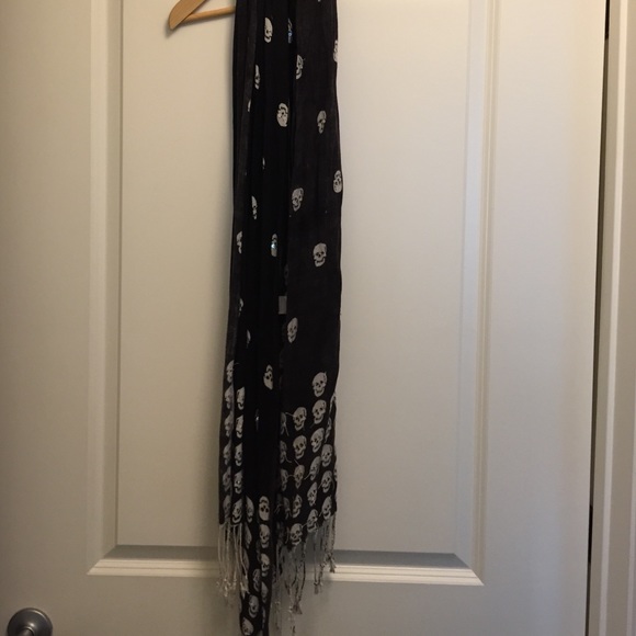 Skull scarf with sequins