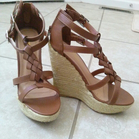 Brown wedge