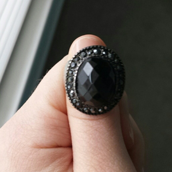 Black jewel ring