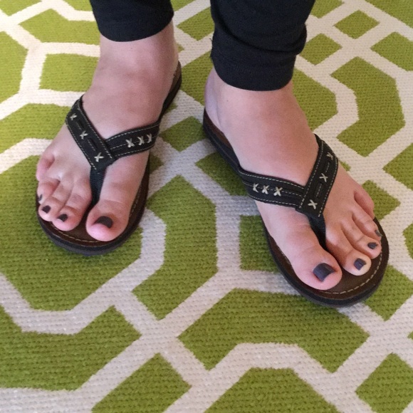 Clarks flip flops