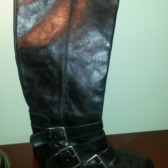 Black leather boots with 3 buckles